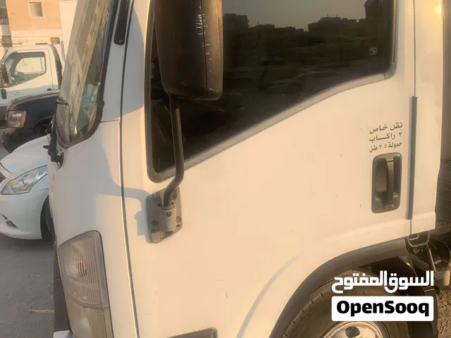 للبيع هاف لوري إيسوزو 2013 – صندوق مغلق بطول 4.35 متر – الجير والماكينة شرط الفحص