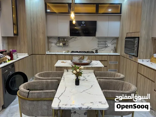 كراسي سفرة لون رمادي بحالة الجديد