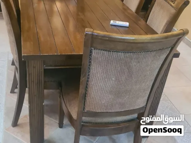 طاولة سفرة مع طاولة جانبية