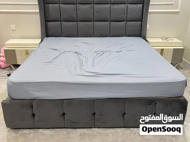 غرفة نوم سرير مرتبة دولاب مكتبة
