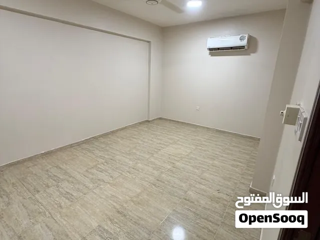 شقه للايجار في مسقط المعبيله مكونه من 3 غرف نوم ومطبخ و 3 دورات مياه معه حوش خارجي قريبه من الخدمات