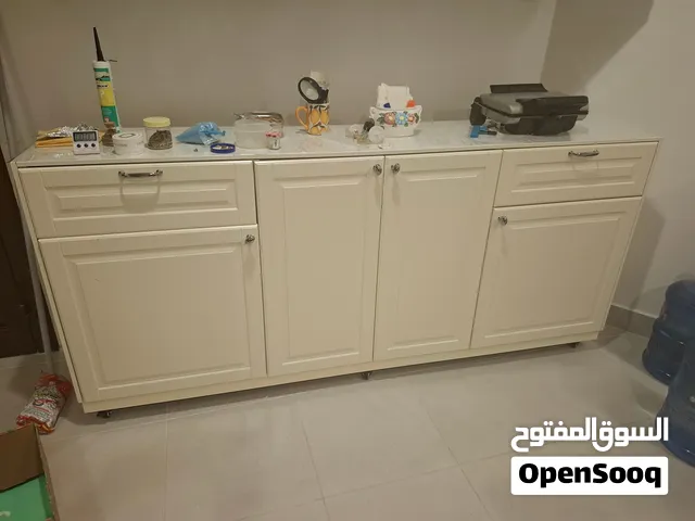طاوله جانبيه او بوفيه مع عجلات تقفل تفتح