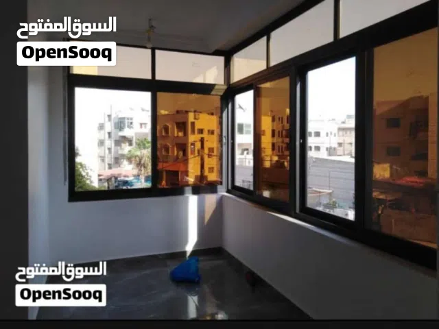 شبابيك المنيوم مستعمل بحال الوكاله لون اسود زجاج عسلي عدد 20