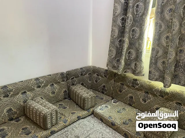 للبيع طقم جلسه عربي مع الستاير