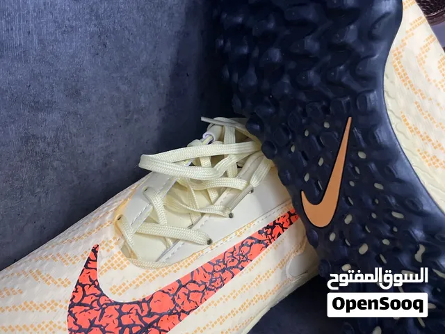 حذاء كرة قدم نايك للبيع