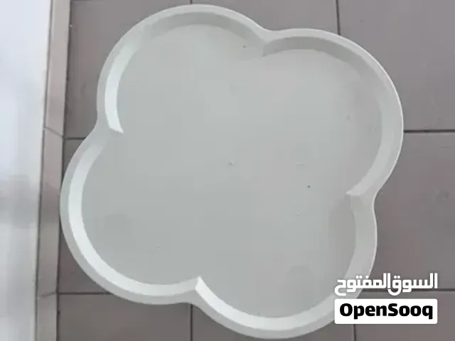 طاولة جانبية مودرن (تصميم وردة نفل) لون أبيض - طبقتين بحالة ممتازة