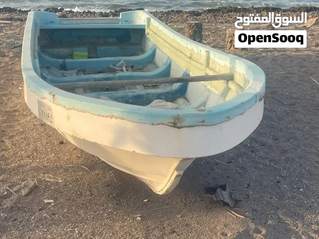 قارب بدون مكينه