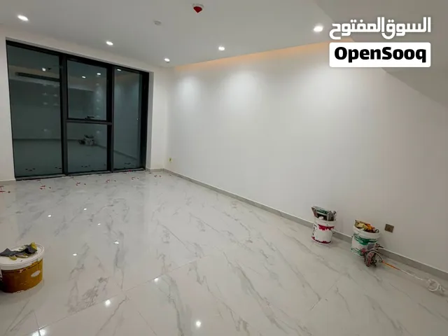شقه في مجمع بروج 3 غرف وصاله ومطبخ وحمامات