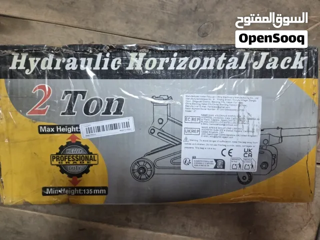 جيك تمساح هيدروليكي أفقياً (رافعة سيارات أفقية) مغلفاً بغلاف أصفر وأبيض، وهو مصمم للاستخدام المهني أ