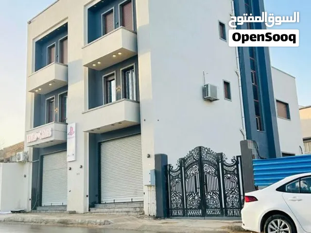 مبنى للبيع يحتوي علي صالة وشقتين بناء جديد سعر البيع 4وقابل لنقاش علي رئيسي الفرعي بين زناتة والحشان