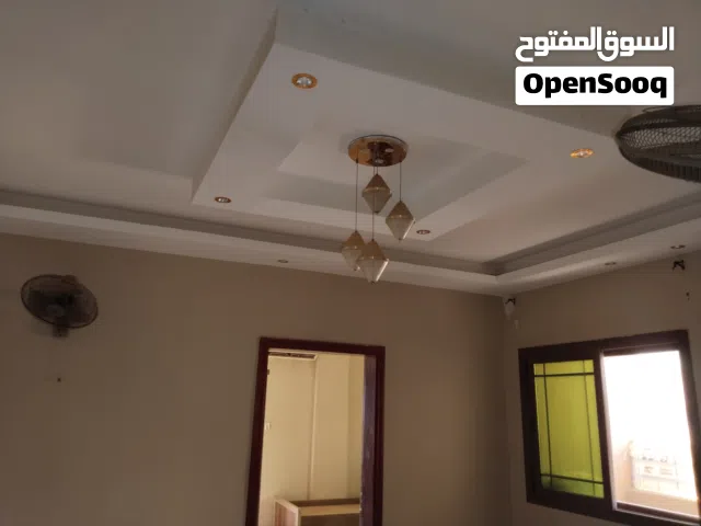 الشقه عندها مدخلين من ناحيه الشرقيه والناحيه العربيه (يعني 2 ابوب للشقه)