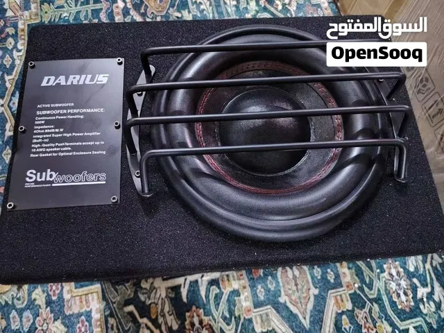 مضخم صوت نشط للسيارات (Active Subwoofer) من ماركة DARIUS، وهو مصمم ليوضع عادةً في صندوق السيارة (الج