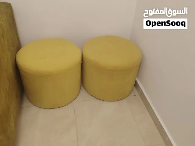 كورنر صغير مستعمل  حرف L خمس مقاعد بفات عدد 2 لون أصفر طاولة لون أبيض مع عجلات.
