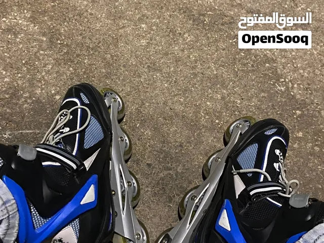 سكيت لون ازرق نمرة42_43 عجل مطاط مستعمل مرتين فقط
