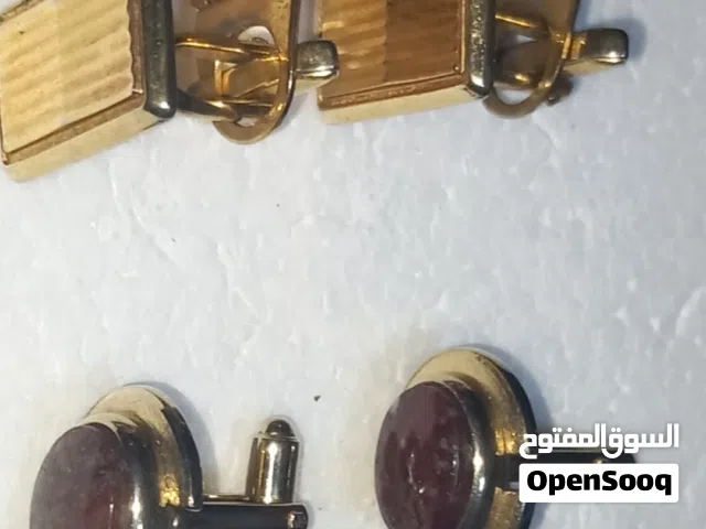 كبق ازرار أكمام القميص