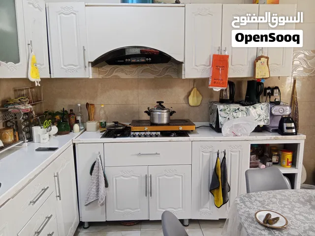 كاونتر مطبخ PDF ابواب مبطنة نظيف جدا نوعية جيدة طابقين مترين / مترين ونصف تقريباً.