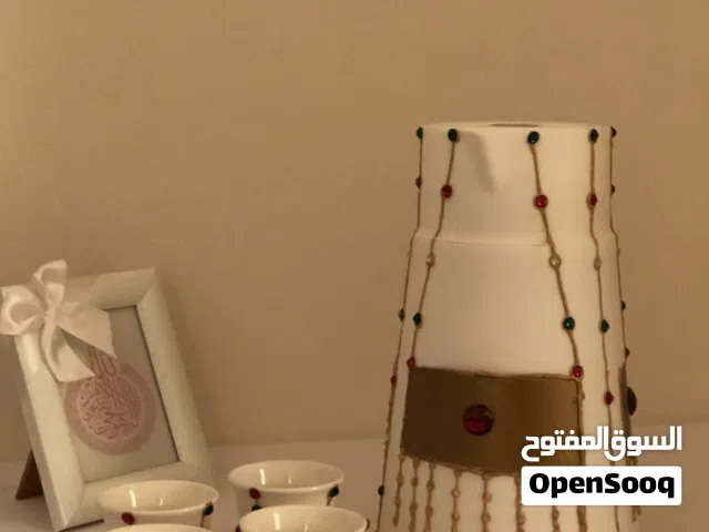 اكواب زجاجية وورقية مع رسومات جميلة ومختلفة ودلة مع فناجين تراثية من اختياركم