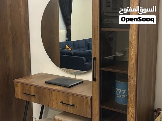 تسريحه تفصيل جديده مع كرسي و طاوله كلو مضئ مستعجل البيع جدآ