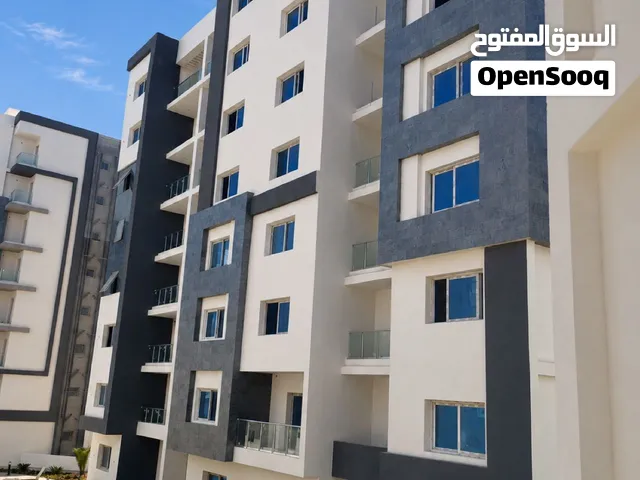 شقة تلات غرف أستلام فوري قسط علي 10 سنين مقدم 350 الف قسط شهري 50 الف جنيه العدد محدود