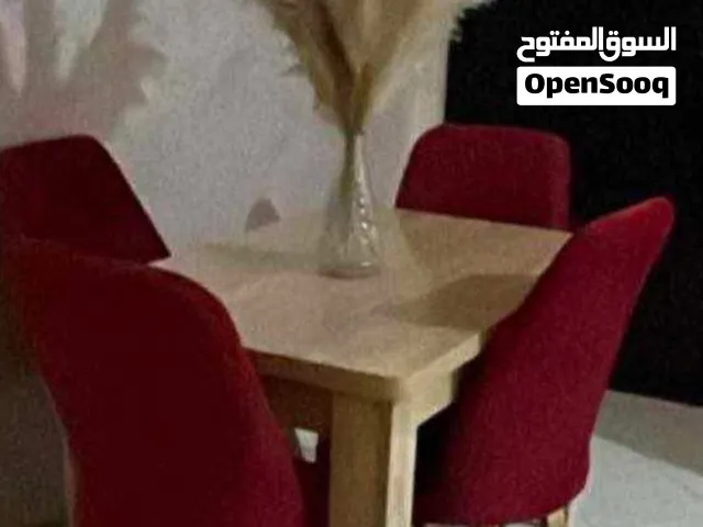 طاولة طعام عصرية مستطيلة مع 6 كراسي مريحة بتصميم أنيق المميزات: طاولة بتصميم عصري وأنيق