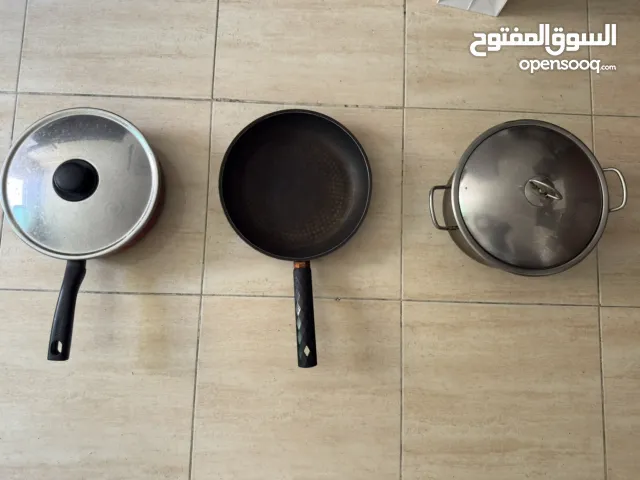 أربع طناجر مستعملات للبيع معا