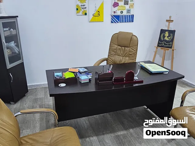 مكتب خدمي طول 1.60 عرض80 بحاله ممتازه خالي من الكسر