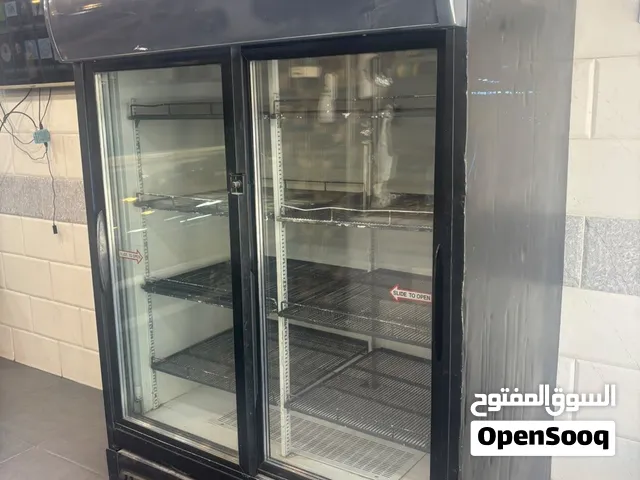 ثلاجة عرض تجارية (بابين زجاج سحاب) بحالة ممتازة للبيع