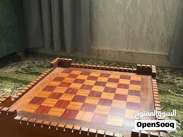 طاولة شطرنج نظيفه وما تعاني ( الوصف )