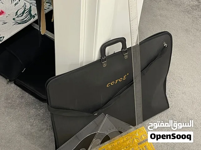 اشكال هندسية وشنطة لطلاب الجامعات