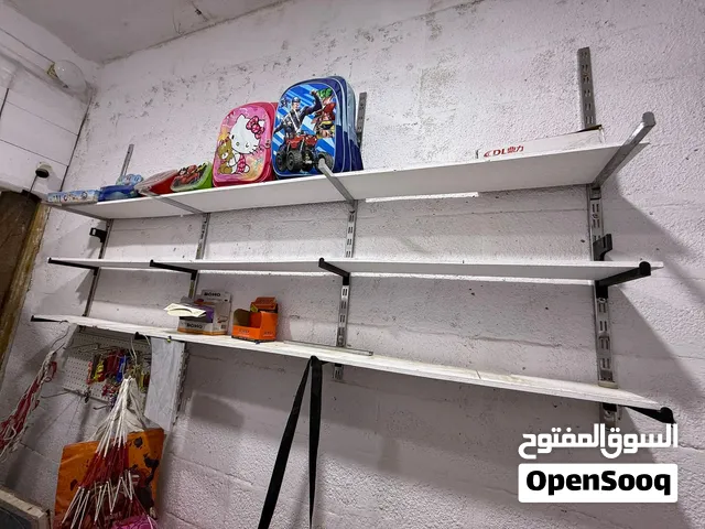 رفوف حشب قياس 20 *240 مع تعاليك مع حديد تعليك مع عارضه جام خانه قياس 2.50 في 60 تحتوي على جرار عدد 2