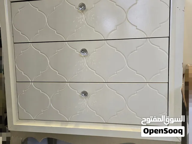 وحدة أدراج ديكورية نيو كلاسيك تناسب أغلب الديكورات خشب متين وشكل راقي .
