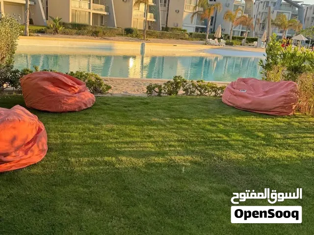 شاليه لقطة للبيع متشطب بالفرش والتكيفات في راس الحكمة دبل ڤيو بحر و لاجون بحري