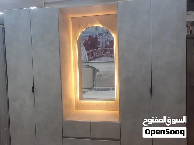 خزانة ملابس جديدة بأبواب مرايا وعدة أقسام للتخزين. متوفرة بعدة ألوان (أبيض، بني، رمادي وغيرها). صناع