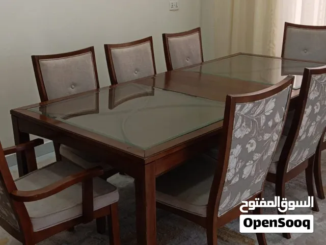 طاولة طعام مع ثمانية مقاعد و بوفيه