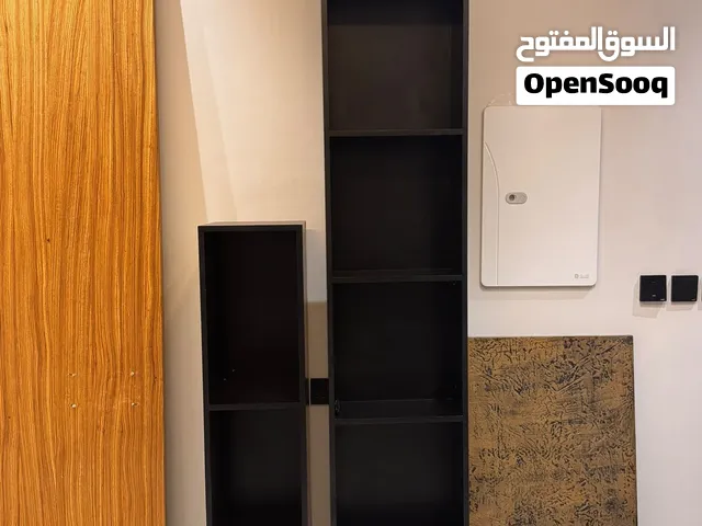 للبيع طقم تلفزيون وبارتشن ورفوف