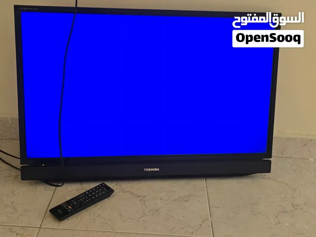 شاشة توشيبا 32 بوصة بحالة ممتازة مع ستاند جداري متحرك