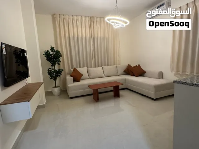 شقة جديدة لم تسكن قبل للايجار في الدوار السابع في منطقة سكنية هادئة و عمارة سكنية خلف فندق جينيفا