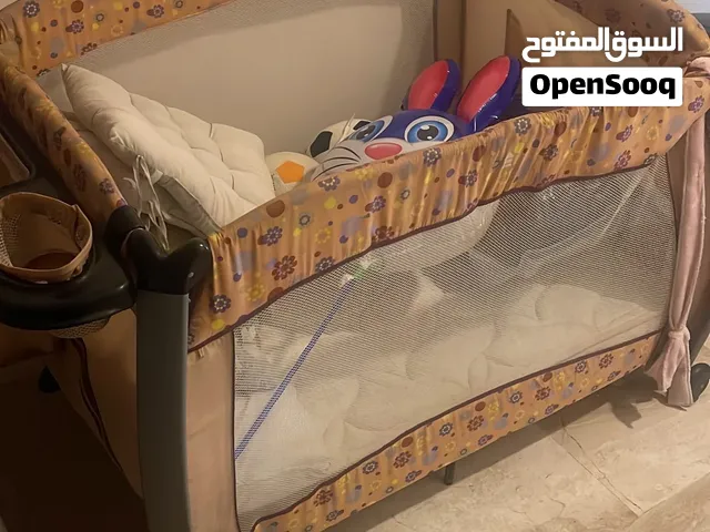 سرير طفل للبيع بحاجة تصليح