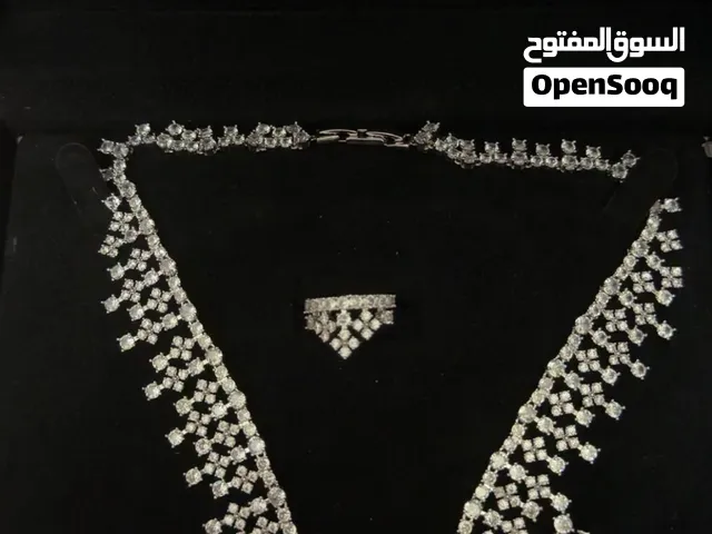 طقم متكامل تركواز مطلي مع العلبة واللون لا يتغير ولم يُلبس قيمة الطقم 30 دينار بحريني وقابل للتفاوض