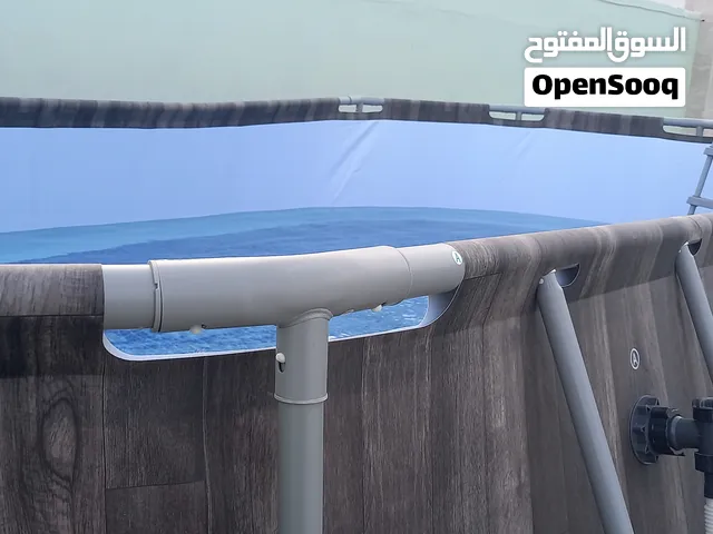 حوض سباحة كبير