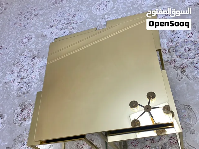 طاولة ومعاها اربعة جانبيات السعر 350