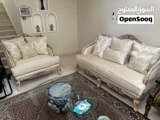 طقم صالة او مجلس نظيف جدا و تم تجديده ب الكامل استعمال بسيط . ل 11 شخص