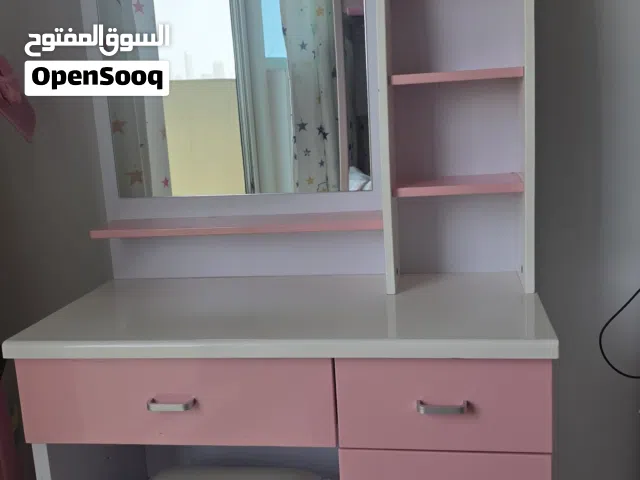 طاولة زينة للأطفال vantiy  table  باللون الأبيض والوردي  وبحالة ممتازة