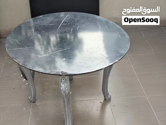 كرسيين صالون مع طاوله دائريه مع سجاده دائريه بحاله ممتازه جدا وبسعر رائع جدا