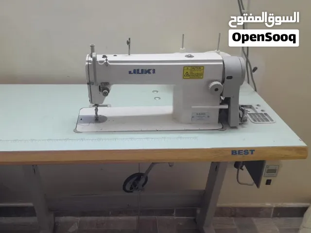 ماكينة خياطة صناعية جوكي (JUKI) ياباني بحالة ممتازة مع الطاولة 85 ريال