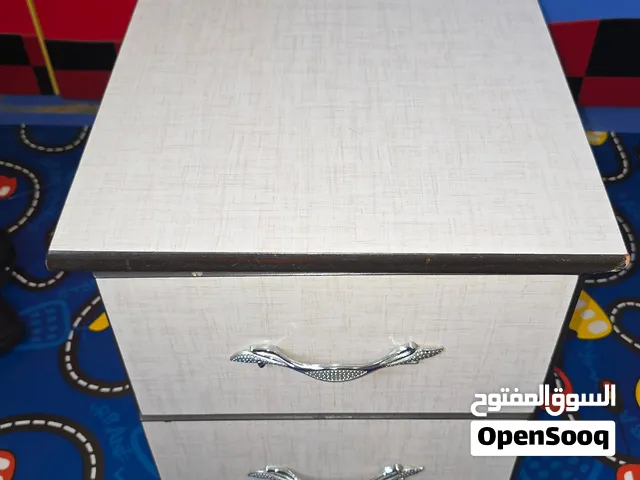 white bedside table طاولة سرير بيضاء
