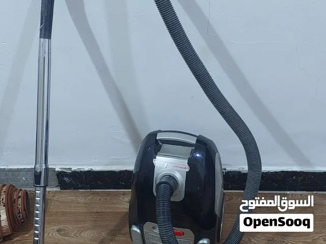 سيارة ومكنسة كهربائية