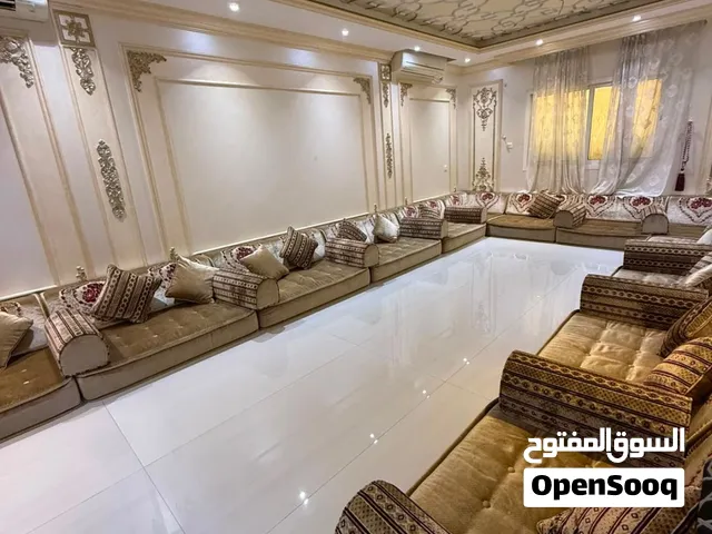 مجلس ارضي حرف يو  شبه جديد   يكفي 20 شخص مطلوب 5000 قابل لتفاوض بسعر معقول ابو ظبي الشامخه