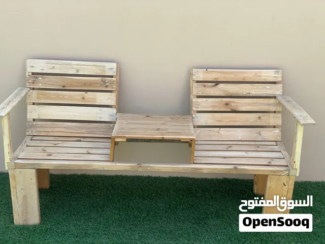 كرسي خشب لشخصين مع طاولة وسطية