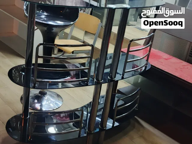 طاولة مع 2كراسي قابله للتعديل بحاله ممتازه لتواصل وتساب وتصال